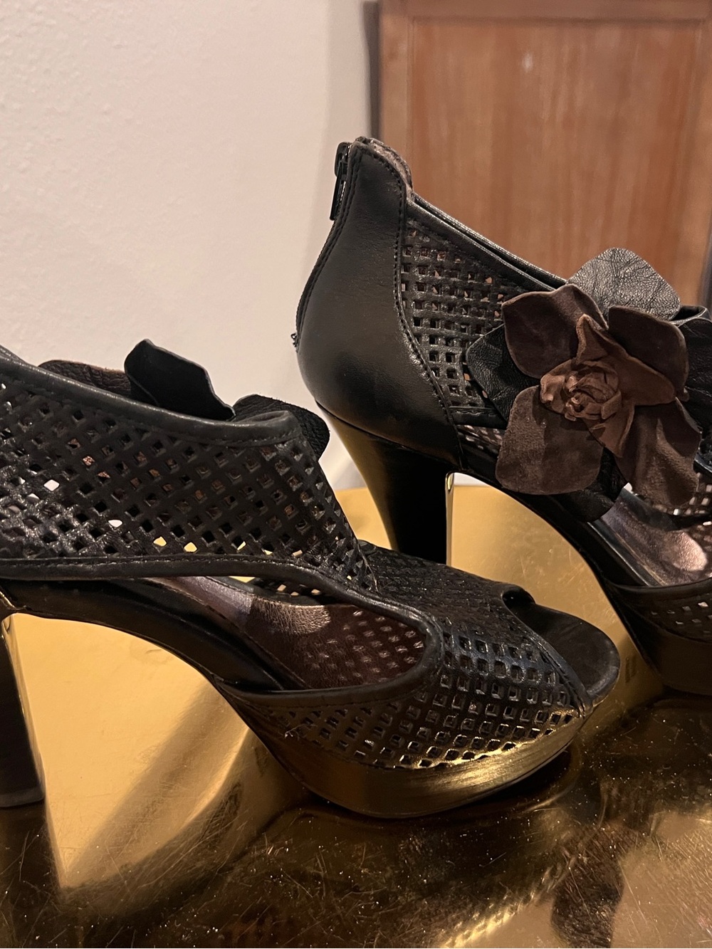 Black leather Sofft St Malo heeled sandals with Floral Accent Size 8